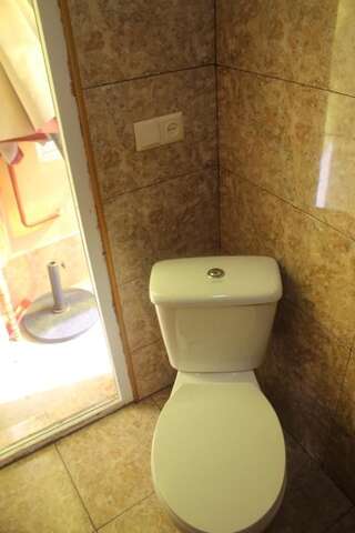 Гостевой дом Guest House On Asatiani Батуми Семейный номер с душем-3