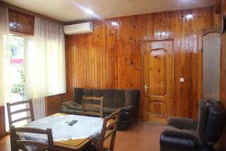 Гостевой дом Guest House On Asatiani Батуми Четырехместный номер с собственной ванной комнатой-9