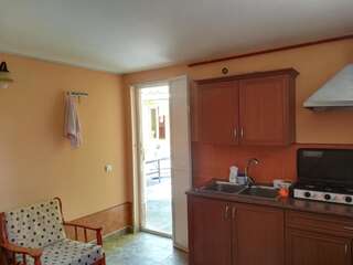 Гостевой дом Guest House On Asatiani Батуми Небольшой двухместный номер с 2 отдельными кроватями-3