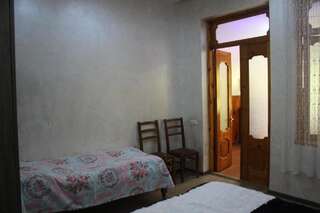 Гостевой дом Guest House On Asatiani Батуми Семейный номер с душем-1