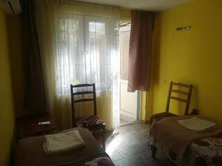 Гостевой дом Guest House On Asatiani Батуми Небольшой двухместный номер с 2 отдельными кроватями-6